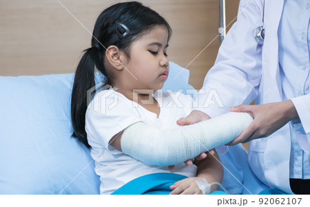 A girl got accident and stay at hospital 92062107