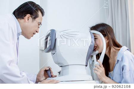 Ophthalmologist doing eyesight test to a woman 92062108