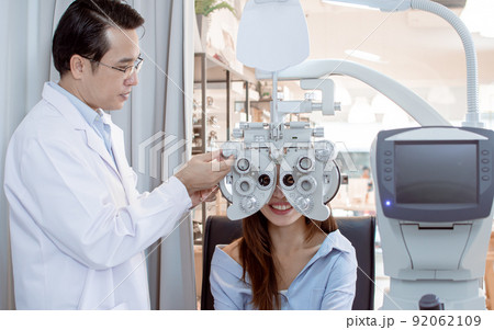 Ophthalmologist doing eyesight test to a woman 92062109