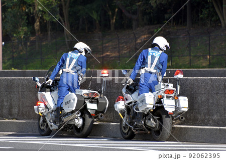交通監視する警視庁第二交通機動隊の白バイの写真素材 [92062395