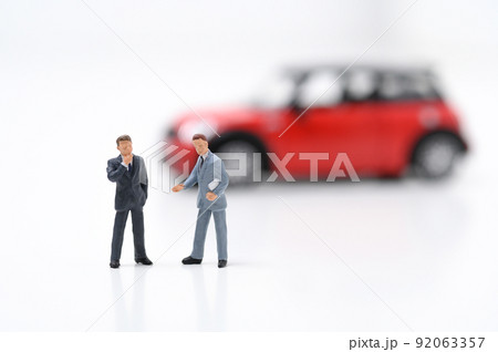 自動車購入を考える男性 自動車購入を考える男性 92063357