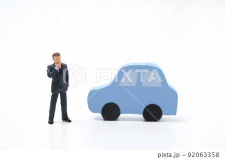 自動車購入を考える男性 自動車購入を考える男性 92063358