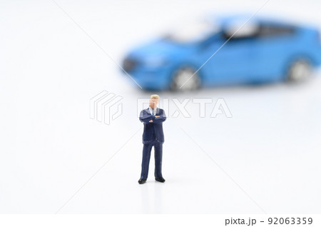 自動車購入を考える男性　 92063359
