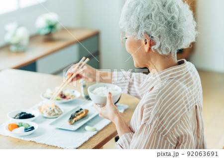 食事するシニアの女性 92063691