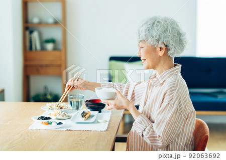 食事するシニアの女性 食事するシニアの女性 92063692