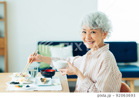 食事するシニアの女性 食事するシニアの女性 92063693