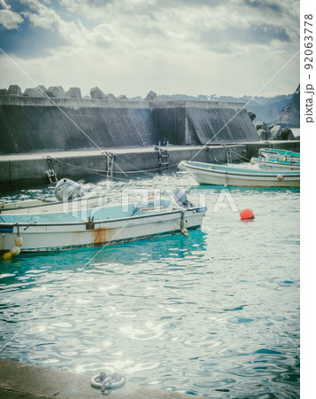 綺麗な漁港の縦写真 綺麗な漁港の縦写真 92063778