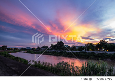タイ北部ナーン県のナーン川の夕景 92063795