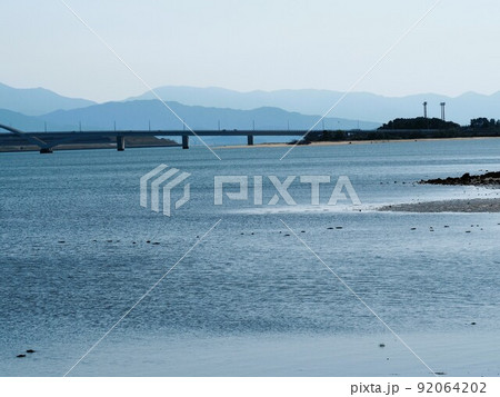 福岡アイランドシティと海の中道を結ぶ橋の見える風景 福岡アイランドシティと海の中道を結ぶ橋の見える風景 92064202