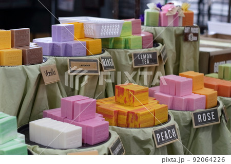 メルボルンのスーパーマーケットの天然素材のカラフルな石けん メルボルンのスーパーマーケットの天然素材のカラフルな石けん 92064226