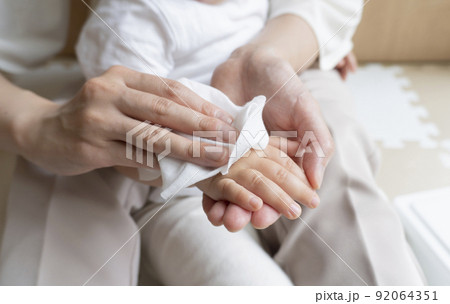 こどもの腕をウェットティッシュで拭くイメージ 92064351