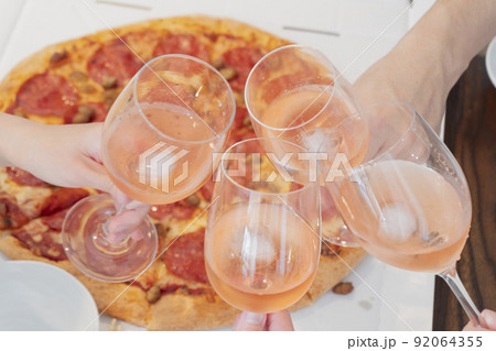 ワイングラスで乾杯する イメージ ワイングラスで乾杯する イメージ 92064355