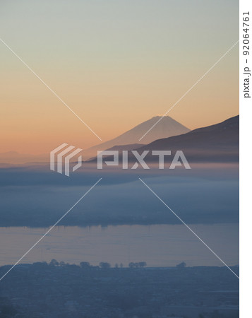 冬の塩嶺御野立公園から薄霧に煙る諏訪盆地と朝焼けの富士山を望む 冬の塩嶺御野立公園から薄霧に煙る諏訪盆地と朝焼けの富士山を望む 92064761