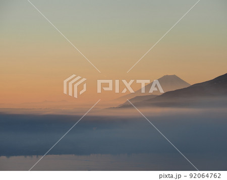 冬の塩嶺御野立公園から薄霧に煙る諏訪盆地と朝焼けの富士山を望む 冬の塩嶺御野立公園から薄霧に煙る諏訪盆地と朝焼けの富士山を望む 92064762