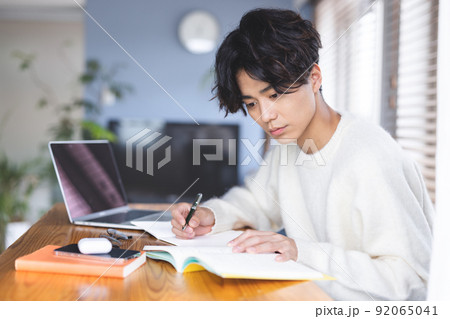若い男性　勉強　パソコン 92065041