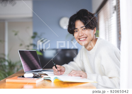 若い男性 勉強 パソコン 若い男性 勉強 パソコン 92065042