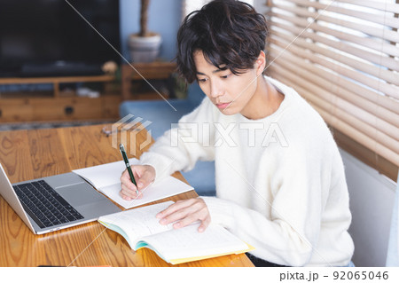 若い男性　勉強　パソコン 92065046