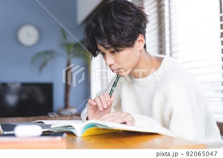 若い男性　勉強　パソコン 92065047