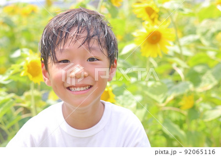 ヒマワリと笑顔の男の子 92065116