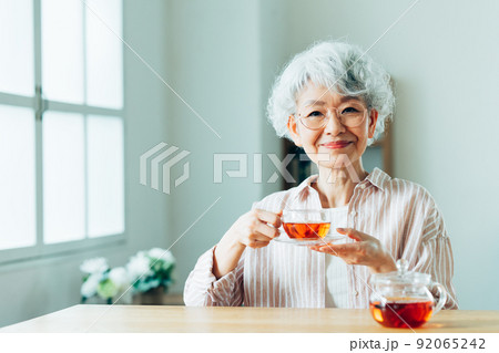 紅茶を飲むシニアの女性 92065242