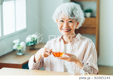 紅茶を飲むシニアの女性 92065244