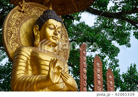 タイ北部ナーン県のプーケット寺の仏像 タイ北部ナーン県のプーケット寺の仏像 92065339