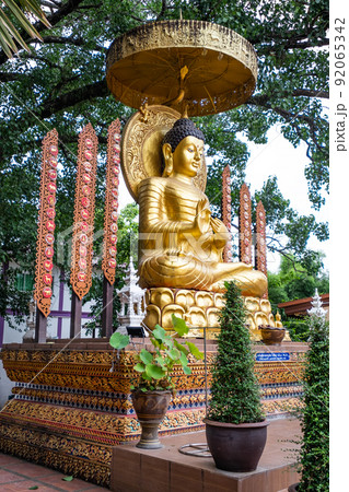 タイ北部ナーン県のプーケット寺の仏像 タイ北部ナーン県のプーケット寺の仏像 92065342