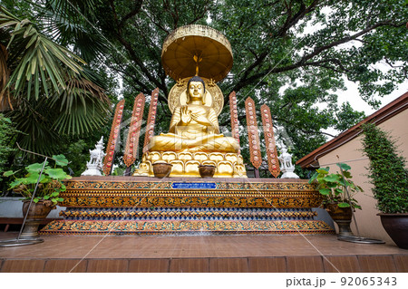 タイ北部ナーン県のプーケット寺の仏像 92065343
