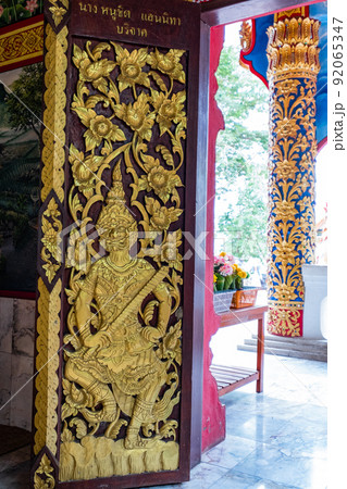 タイ北部ナーン県のプーケット寺本堂の扉 タイ北部ナーン県のプーケット寺本堂の扉 92065347