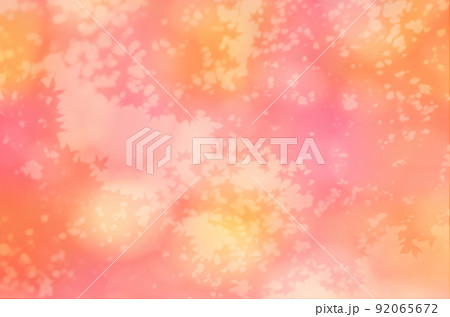 秋色の木漏れ日、光あふれる紅葉のシルエット 92065672