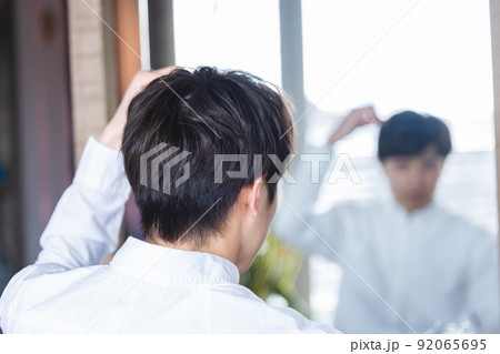 男性の後ろ姿 後頭部 男性の後ろ姿 後頭部 92065695