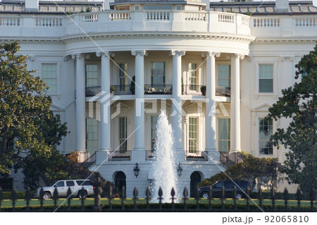 ワシントン　ホワイトハウス　正面（南側）を望遠。朝日を受けて輝く白い列柱のある建物と噴水。 92065810