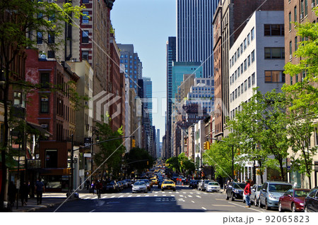 ニューヨーク　マディソン・アベニュー。マンハッタンのビル街を真っ直ぐ貫く道路と多数の自動車。 92065823