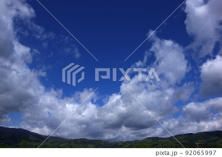 山脈と青空と白雲　青空のもとに湧き上がる雲 92065997