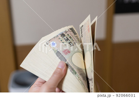 お札を数える お札を数える 92066031
