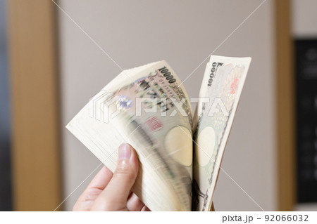 お札を数える お札を数える 92066032
