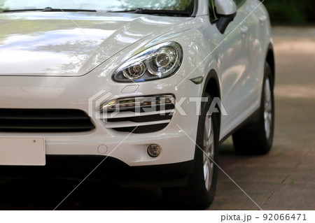 駐車場の白いスポーツカー イメージ 駐車場の白いスポーツカー イメージ 92066471