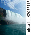 ナイアガラの滝。滝壺から見上げるカナダ滝。はるか上方から落下する大量の水。巻き上がる水しぶき。 92067415