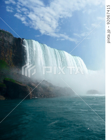 ナイアガラの滝。滝壺から見上げるカナダ滝。はるか上方から落下する大量の水。巻き上がる水しぶき。 92067415