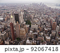 ニューヨーク・エンパイアステートビルから望むマンハッタン。ひしめくビル群。 92067418