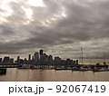 ニューポートから望むニューヨーク・マンハッタンとハドソン川。曇り空のもと立ち並ぶビル群。 92067419