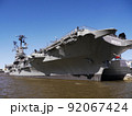 快晴の青空のもと停泊する空母イントレピッド。ニューヨーク・マンハッタン。 92067424
