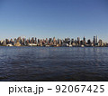 快晴の青空のしたのニューヨーク・マンハッタンのビル群。 92067425