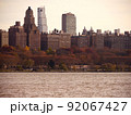 ハドソン川ごしに望む夕暮れのニューヨーク・マンハッタンのビル群。 92067427