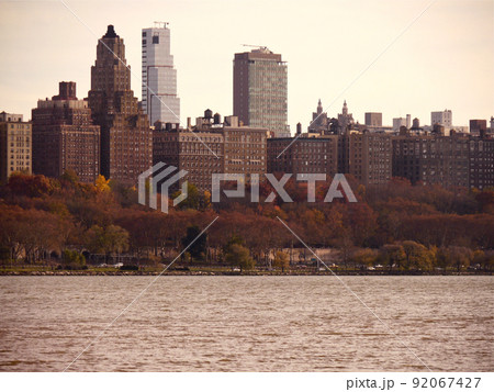 ハドソン川ごしに望む夕暮れのニューヨーク・マンハッタンのビル群。 ハドソン川ごしに望む夕暮れのニューヨーク・マンハッタンのビル群。 92067427