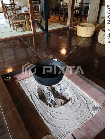 青森の古民家の囲炉裏 92068180