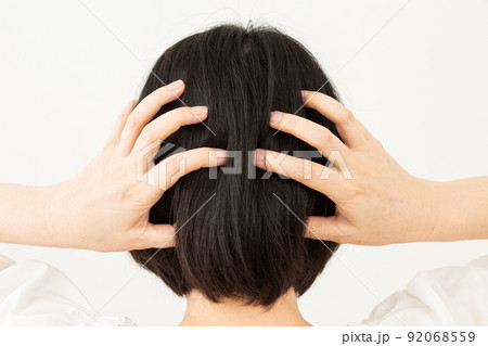 頭皮マッサージをするミドル女性 92068559