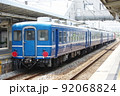 山陽本線御着駅に停車中のDD51形ディーゼル機関車牽引12系客車列車 92068824