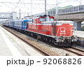 山陽本線御着駅に停車中のDD51形ディーゼル機関車牽引12系客車列車 92068826