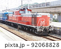 12系客車を牽引して山陽本線御着駅に停車中のDD51形ディーゼル機関車 92068828
